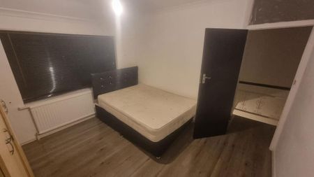 4 bedroom semi-detached house to rent - Photo 5