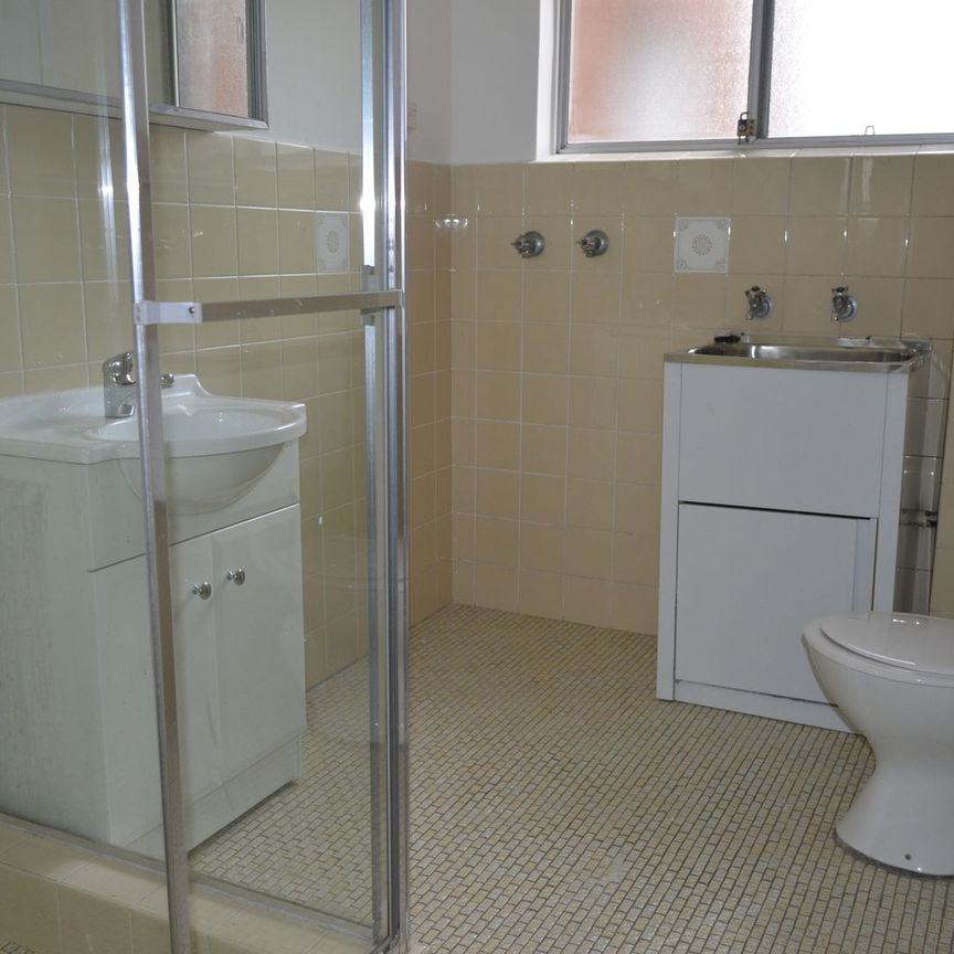 Peaceful Top-Floor Living In The Heart Of Stanmore - Photo 1