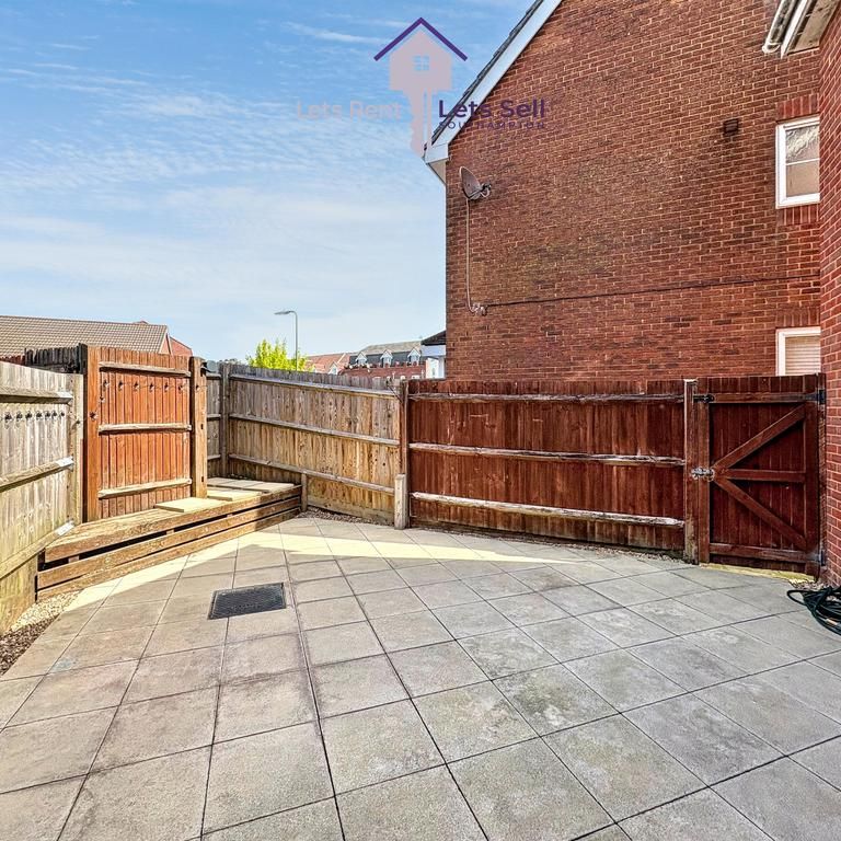 3 bedroom semi-detached house to rent - Photo 1
