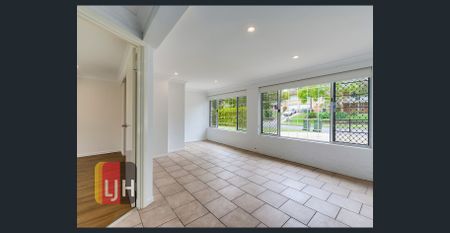 AIR CONDITIONED FIVE BEDROOM HOME WITH INGROUND POOL !! - Photo 2