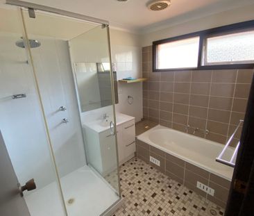 family home - Photo 2