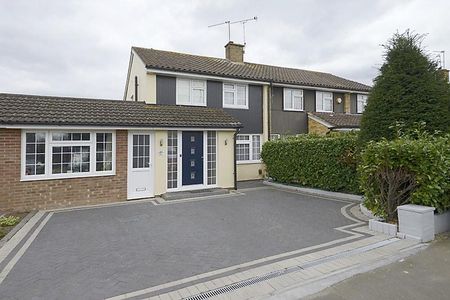 4 bedroom semi-detached house to rent - Photo 2