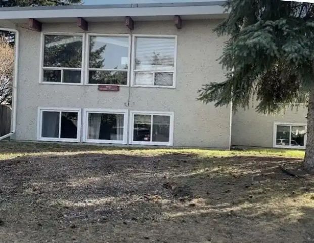 4013 | 2 Bedrooms | 1 Bathroom | Main/Upper Level | In-Suite Laundry | No Pets — 2 Bedrooms Duplex - Photo 1