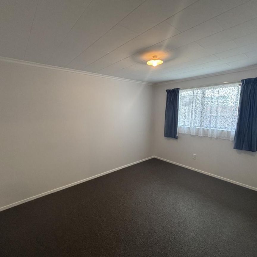 Lovely 2 bed home close to town and hospital - Photo 1