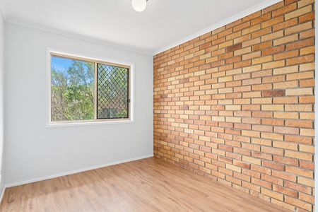 THREE BEDROOMS TOWNHOUSE WITH VINLY FLOOR DOWNSTAIRS AND AIR CONDITION - Photo 2