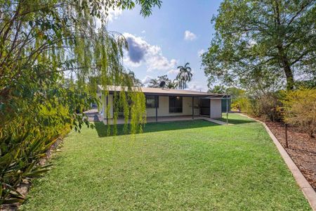 FAMILY LIVING WITH LARGE YARD - Photo 5