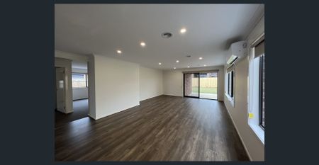 Central family home close to all amenities - Photo 2