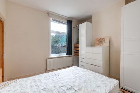 2 bedroom end of terrace house to rent - Photo 3