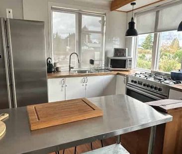 Furnished three bedroom - Photo 1