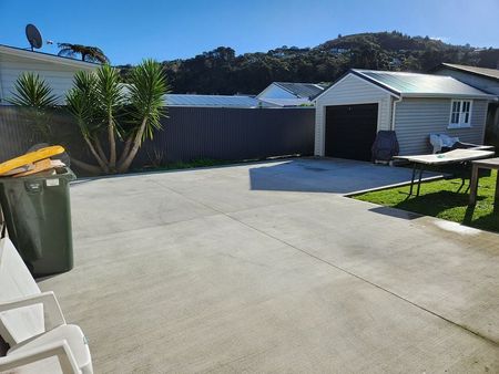Centrally located 3 bedroom character home. - Photo 2
