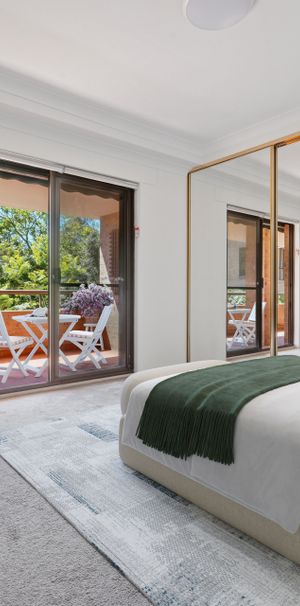 Family sized and secluded with two garages - Photo 1