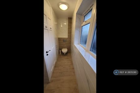 3 bedroom end of terrace house to rent - Photo 4