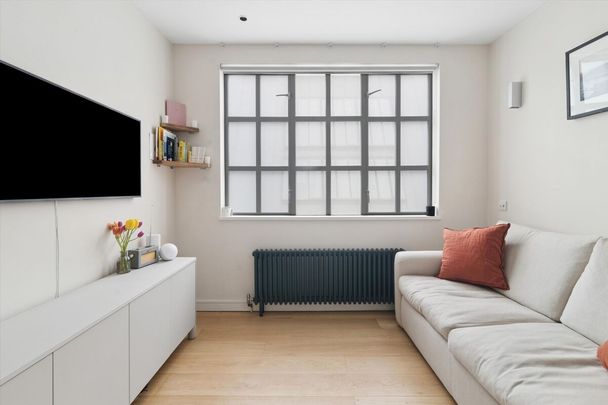 Characterful two‑bedroom apartment in a converted button factory with private entrance and gated parking. - Photo 1