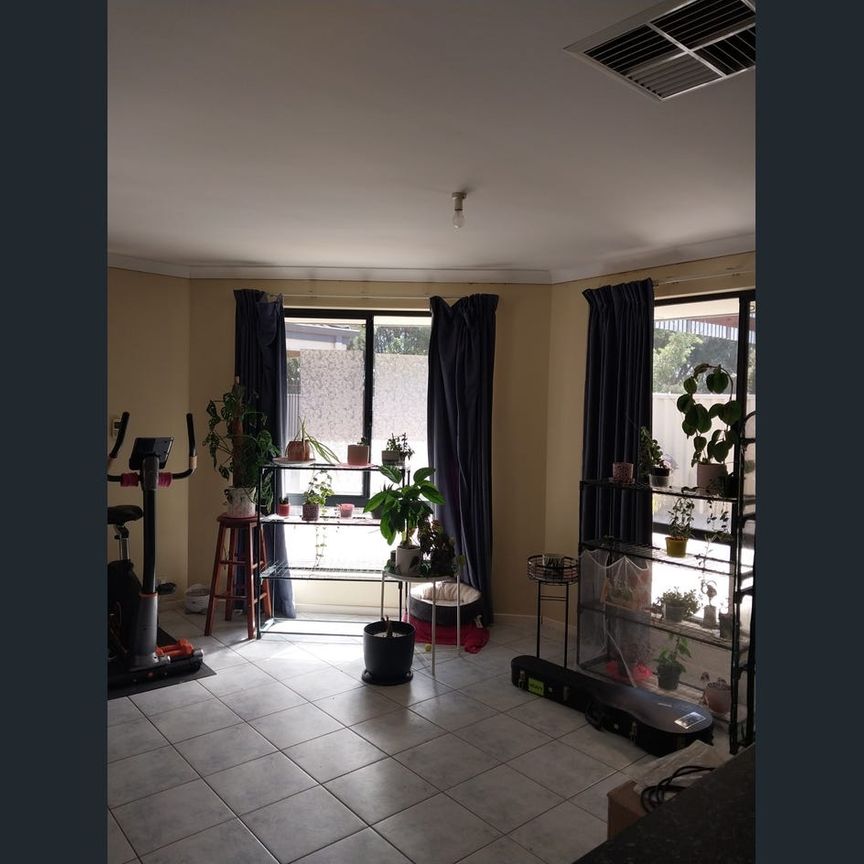 Great location Spacious 4 bedroom home - Photo 1