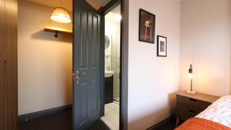 1 bedroom in a house share to rent - Photo 2