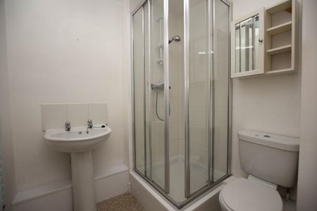 2 bedroom ground floor flat to rent - Photo 5