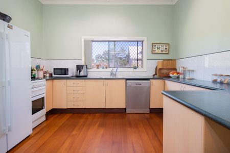Charming Hamilton Classic in a Prime Location - Photo 2