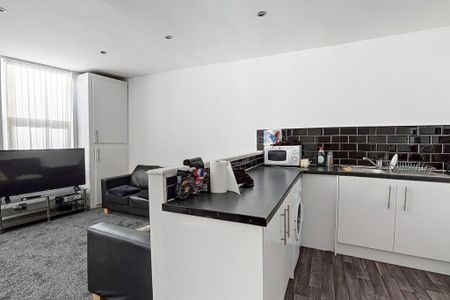 5 bedroom flat to rent - Photo 2