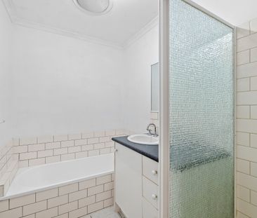 Low maintenance unit in exceptional location - Photo 5
