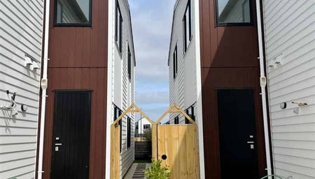 Stunning Three Bedroom Townhouse - Photo 5