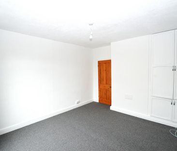 3 bedroom end of terrace house to rent - Photo 2
