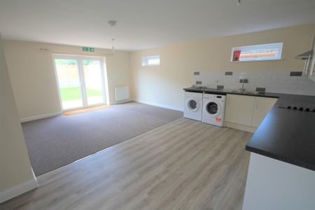 1 bedroom in a house share to rent - Photo 3