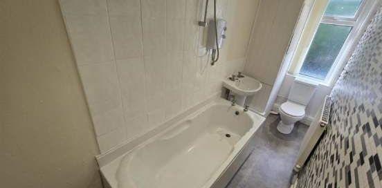 3 bedroom property to rent in Manchester - Photo 2