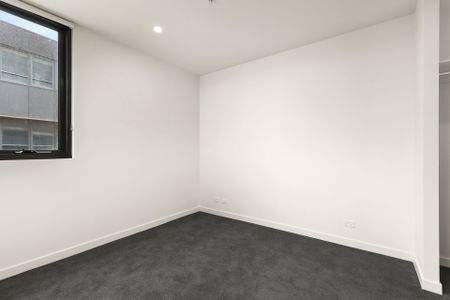 Luxurious Riverside Living - Photo 3