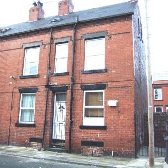 4 bedroom end of terrace house to rent - Photo 2