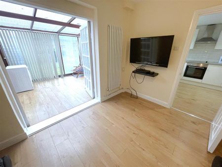 1 bedroom in a house share to rent - Photo 2