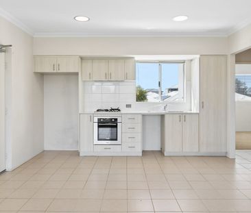 Modern 2x2 Apartment with Park Views - Photo 5