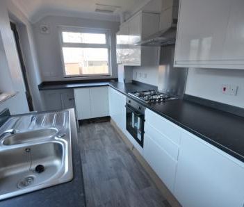 3 bedroom Semi-detached house To Let - Photo 5