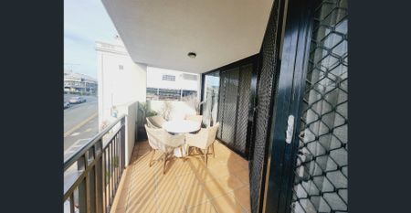 Unfurnished - Luxury Renovated Apartment with Pool and Secure Parking - Photo 2