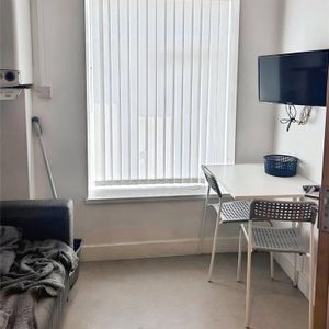 1 bedroom in a house share to rent - Photo 2