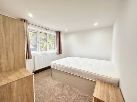 1 bedroom in a house share to rent - Photo 2