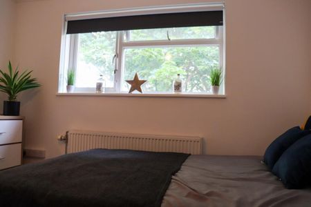 3 bedroom flat to rent - Photo 2