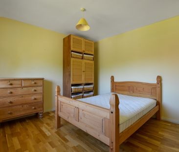 A three bedroom, semi-detached house with a large garden and garden... - Photo 2