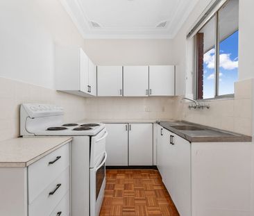 Freshly updated two-bedroom apartment in prime Leichhardt location - Photo 2