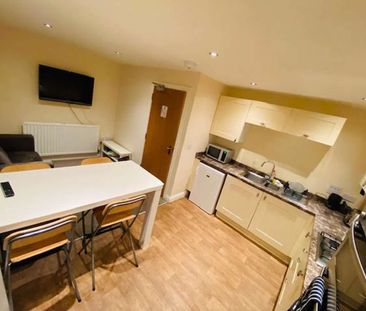 Eastleigh - 6 bed professional houseshare - Photo 2