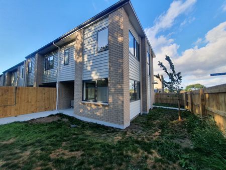 Stylish & Modern Three-Bedroom Townhouse - Photo 2