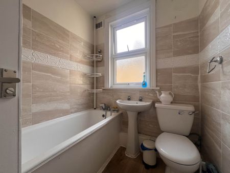 Guide Price £2,000 pcm - Available Now - Part Furnished - Photo 3