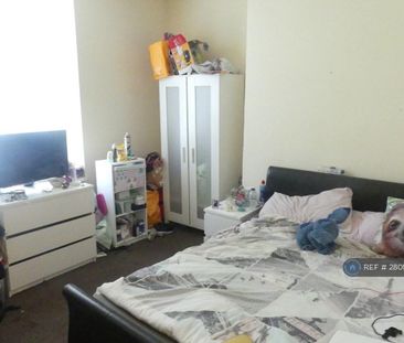 3 bedroom flat to rent - Photo 5