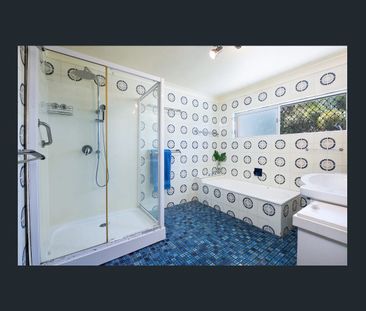 AVAILABLE NOW - One bedroom with kitchenette and shared bathroom – ... - Photo 2