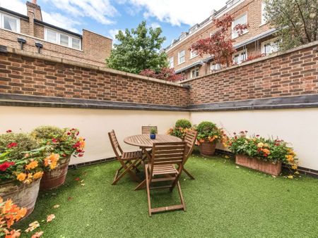 A beautiful four bedroom mews house boasting a private patio and double garage, located in the heart of Belgravia. - Photo 4