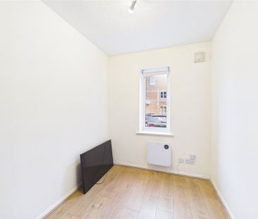 2 bedroom in Admirals Court, Reading - Photo 6