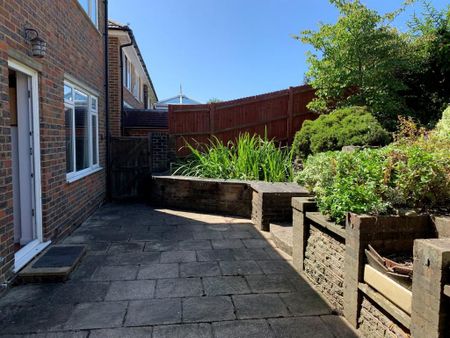 4 bedroom semi-detached house to rent - Photo 3