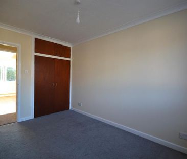 4 bedroom semi-detached house to rent - Photo 2