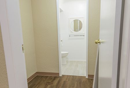 Island Manor Apartments - 1 Bedroom - Photo 3