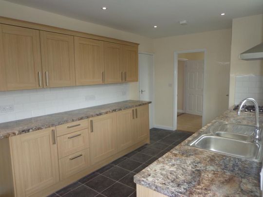 4 bedroom detached house to rent - Photo 1