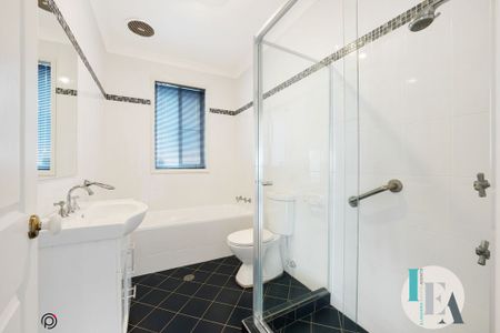 An opportunity not to be missed: Stunning Lakeside home in a sought-after street - Photo 5